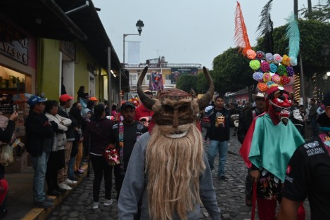 Este jueves inició el Tercer Festival Nacional Máscaras Danzantes, en el Pueblo Mágico de Coscomatepec. Se realizará del 14 al 17 de diciembre. Esta tercera edición contará con la participación de más de 300 músicos tradicionales y 50 maestros mascareros de 14 estados de la república.