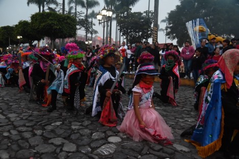 Este jueves inició el Tercer Festival Nacional Máscaras Danzantes, en el Pueblo Mágico de Coscomatepec. Se realizará del 14 al 17 de diciembre. Esta tercera edición contará con la participación de más de 300 músicos tradicionales y 50 maestros mascareros de 14 estados de la república.