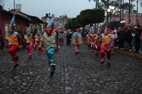 Este jueves inició el Tercer Festival Nacional Máscaras Danzantes, en el Pueblo Mágico de Coscomatepec. Se realizará del 14 al 17 de diciembre. Esta tercera edición contará con la participación de más de 300 músicos tradicionales y 50 maestros mascareros de 14 estados de la república.