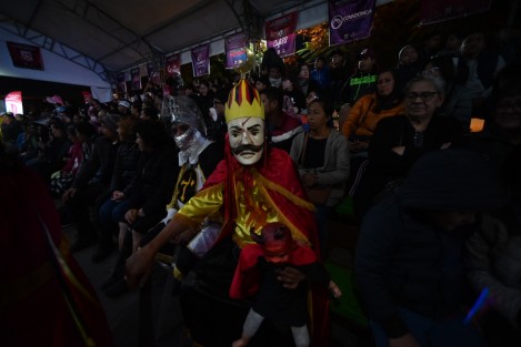 Este jueves inició el Tercer Festival Nacional Máscaras Danzantes, en el Pueblo Mágico de Coscomatepec. Se realizará del 14 al 17 de diciembre. Esta tercera edición contará con la participación de más de 300 músicos tradicionales y 50 maestros mascareros de 14 estados de la república.