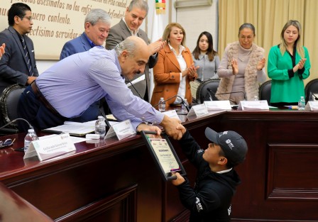 El Ayuntamiento de Xalapa reconoció  a  deportistas xalapeños que ganaron medalla de oro en diversas disciplinas de los Juegos Nacionales Conade 2023, así como la labor de los entrenadores, ya que no habría buenos atletas sin su orientación, carácter y labor.