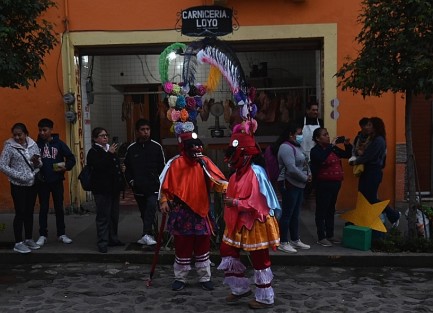Segundo día de calenda en el Festival Nacional de máscaras, las calles Coscomatepec se llenaron de color y fiesta. 