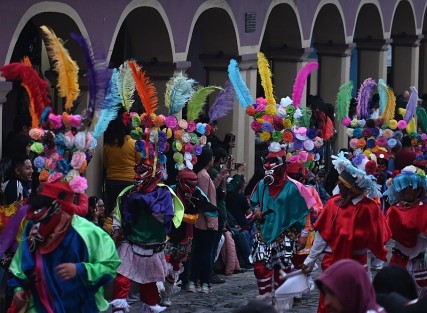 Segundo día de calenda en el Festival Nacional de máscaras, las calles Coscomatepec se llenaron de color y fiesta. 