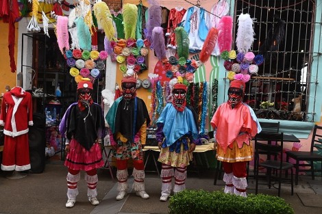 Segundo día de calenda en el Festival Nacional de máscaras, las calles Coscomatepec se llenaron de color y fiesta. 