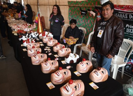 Segundo día de calenda en el Festival Nacional de máscaras, las calles Coscomatepec se llenaron de color y fiesta. 