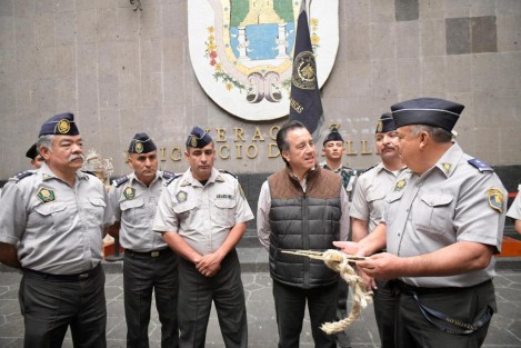 El Gobernador Cuitláhuac García recibió esta mañana a los integrantes del Pentathlón Deportivo Militarizado Universitario de América Zona Veracruz con quienes platicó de sus proyectos durante el próximo año y les deseó éxito.
