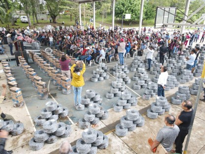 El Gobierno del Estado continúa con la entrega de apoyos a los pequeños productores ganaderos a través del programa Tianguis Ganadero. Esta ocasión tocó realizarlo en San Andrés Tuxtla con una inversión cercana a los 4 millones de pesos. 