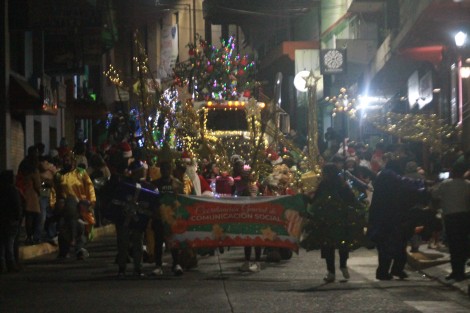 Este sábado se llevó a cabo por calles del centro de Xalapa, el Desfile Iluminado, con la participación de dependencias del Gobierno, y grupos ciudadanos.