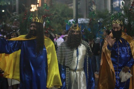 Este sábado se llevó a cabo por calles del centro de Xalapa, el Desfile Iluminado, con la participación de dependencias del Gobierno, y grupos ciudadanos.