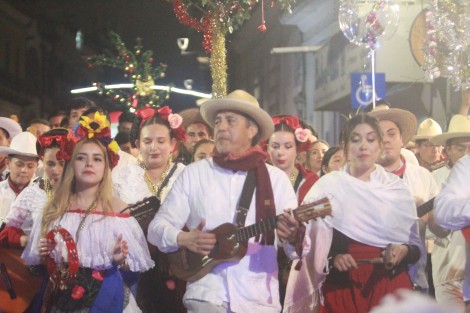 Los contingentes resaltaron en su temática La Rama Veracruzana, e incluso el Gobernador del Estado acompañó los villancicos con la jarana. 