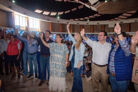 La pre candicata aa la presidencia de México ´por la coalición Fuerza y Amor por México, Xóchitl Gálvez, estuvo este domingo en Boca del Río, Ver. donde se reunió con militantes del PRI, PAN y PRD en la entidad, al tiempo de manifestar su apoyo a Pepe Yunes, para la próxima contienda por la gubernatura de Veracruz. 