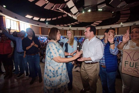 La pre candicata aa la presidencia de México ´por la coalición Fuerza y Amor por México, Xóchitl Gálvez, estuvo este domingo en Boca del Río, Ver. donde se reunió con militantes del PRI, PAN y PRD en la entidad, al tiempo de manifestar su apoyo a Pepe Yunes, para la próxima contienda por la gubernatura de Veracruz. 