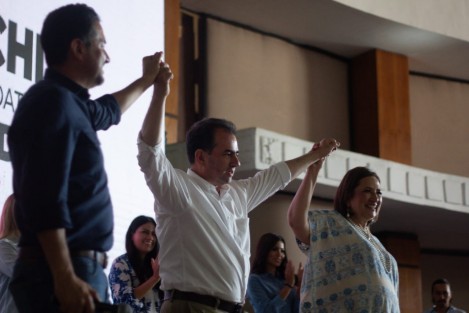 La pre candicata aa la presidencia de México ´por la coalición Fuerza y Amor por México, Xóchitl Gálvez, estuvo este domingo en Boca del Río, Ver. donde se reunió con militantes del PRI, PAN y PRD en la entidad, al tiempo de manifestar su apoyo a Pepe Yunes, para la próxima contienda por la gubernatura de Veracruz. 