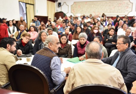 Para brindar atención directa a la población y dar seguimiento a los proyectos de obra pública que mejoren la calidad de vida de quienes habitan en la periferia de Xalapa, el presidente municipal Ricardo Ahued Bardahuil encabezó este lunes una jornada más del programa Audiencias Ciudadanas.