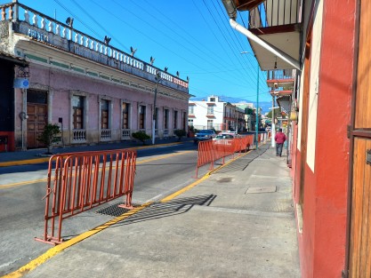 Desde muy temprano inició la colocación de vallas a lo largo de lo que será la ruta de la Caravana Coca Cola.  Aunque el cierre de calles está programado para las 15:00 horas, las labores ya están afectando la vialidad. 