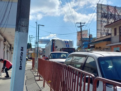 Desde muy temprano inició la colocación de vallas a lo largo de lo que será la ruta de la Caravana Coca Cola.  Aunque el cierre de calles está programado para las 15:00 horas, las labores ya están afectando la vialidad. 