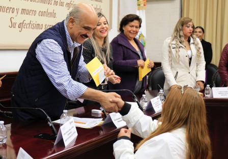 Con el propósito de contribuir al fortalecimiento de la economía y elevar la calidad de vida de las familias, el presidente municipal Ricardo Ahued Bardahuil entregó apoyos a alumnas del curso Corte y peinado de cabello, que organizó el Ayuntamiento en colaboración con el Instituto de Capacitación para el Trabajo del Estado de Veracruz (Icatver).