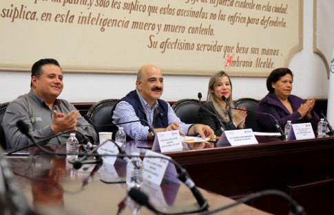 Acompañado por las regidoras Martha Valentina Domínguez Vásquez, María Guadalupe Márquez Leonardo y el regidor Daniel Fernández Carrión, el Edil adelantó que el siguiente año se seguirá trabajando en coordinación con el Icatver para realizar proyectos que impulsen el desarrollo social. 