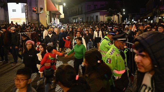 Miles de xalapeños se dieron cita en el centro de la ciudad  para observar la tan  esperada Caravana Navideña Coca-Cola 2023, la cual regresó después de ocho años de ausencia y sólo duró alrededor de 15 minutos.