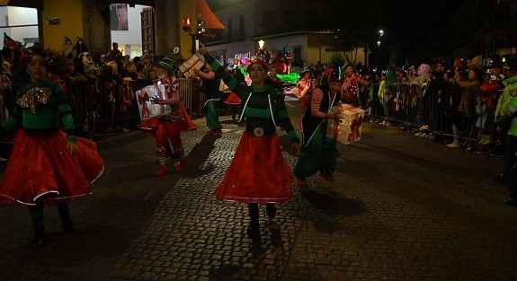 Miles de xalapeños se dieron cita en el centro de la ciudad  para observar la tan  esperada Caravana Navideña Coca-Cola 2023, la cual regresó después de ocho años de ausencia y sólo duró alrededor de 15 minutos.