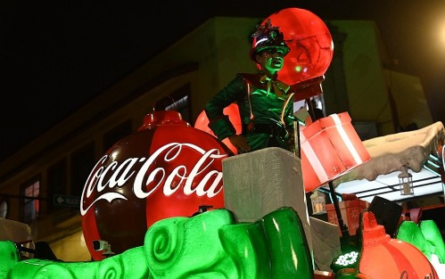 Miles de xalapeños se dieron cita en el centro de la ciudad  para observar la tan  esperada Caravana Navideña Coca-Cola 2023, la cual regresó después de ocho años de ausencia y sólo duró alrededor de 15 minutos.