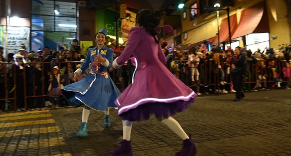 Miles de xalapeños se dieron cita en el centro de la ciudad  para observar la tan  esperada Caravana Navideña Coca-Cola 2023, la cual regresó después de ocho años de ausencia y sólo duró alrededor de 15 minutos.