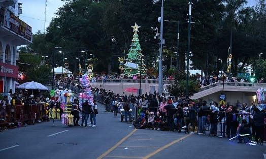 Miles de xalapeños se dieron cita en el centro de la ciudad  para observar la tan  esperada Caravana Navideña Coca-Cola 2023, la cual regresó después de ocho años de ausencia y sólo duró alrededor de 15 minutos.