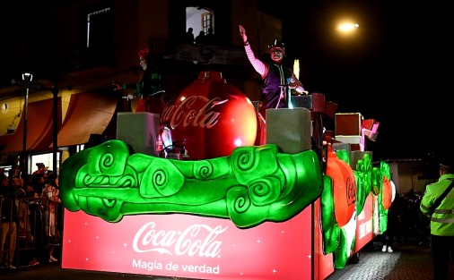 Miles de xalapeños se dieron cita en el centro de la ciudad  para observar la tan  esperada Caravana Navideña Coca-Cola 2023, la cual regresó después de ocho años de ausencia y sólo duró alrededor de 15 minutos.