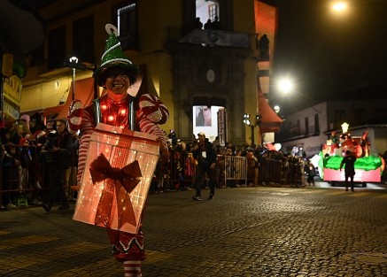 Miles de xalapeños se dieron cita en el centro de la ciudad  para observar la tan  esperada Caravana Navideña Coca-Cola 2023, la cual regresó después de ocho años de ausencia y sólo duró alrededor de 15 minutos.
