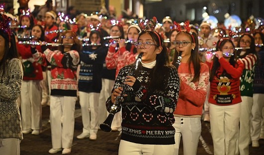 Miles de xalapeños se dieron cita en el centro de la ciudad  para observar la tan  esperada Caravana Navideña Coca-Cola 2023, la cual regresó después de ocho años de ausencia y sólo duró alrededor de 15 minutos.