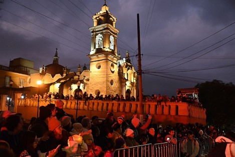 Miles de xalapeños se dieron cita en el centro de la ciudad  para observar la tan  esperada Caravana Navideña Coca-Cola 2023, la cual regresó después de ocho años de ausencia y sólo duró alrededor de 15 minutos.