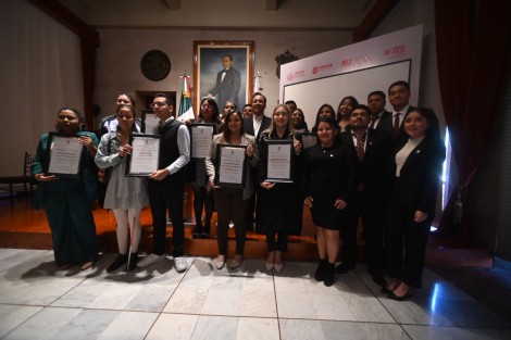 El gobernador Cuitláhuac García Jiménez entregó el Premio Estatal de la Juventud 2023 en la Sala de Banderas de Palacio de Gobierno.