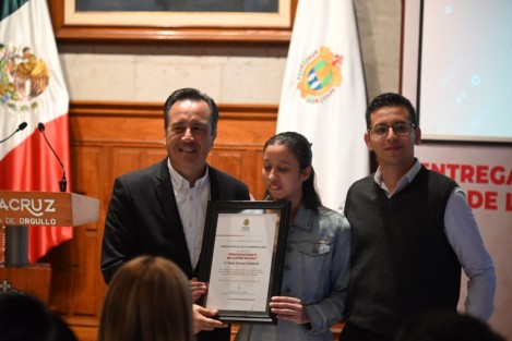 El gobernador Cuitláhuac García Jiménez entregó el Premio Estatal de la Juventud 2023 en la Sala de Banderas de Palacio de Gobierno.