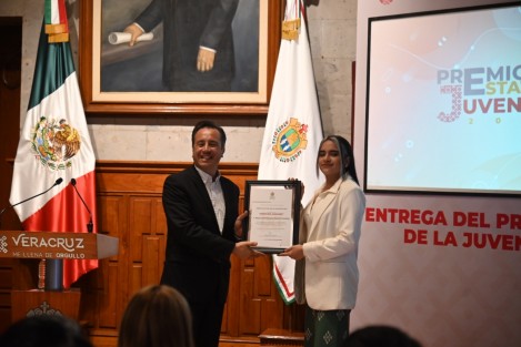 El gobernador Cuitláhuac García Jiménez entregó el Premio Estatal de la Juventud 2023 en la Sala de Banderas de Palacio de Gobierno.
