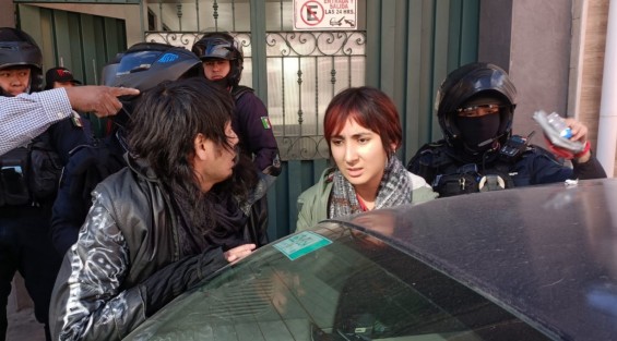 Un conductor que ocasionó un percance vial, fue detenido frente al parque Juárez de Xalapa por policías viales, sin embargó huyó, para ser detenido más tarde en la calle Úrsulo Galván. Aparentemente conducía alcoholizado. 