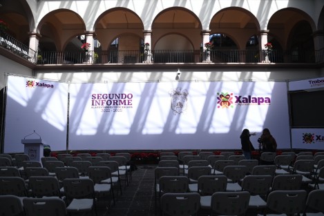 Personal del ayuntamiento da los últimos toques a las áreas del Palacio Municipal, donde mañana jueves el alcalde Ricardo Ahued Bardahuil rendirá su segundo informe de labores.