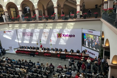 En sesión de Cabildo realizada en el patio central del Palacio Municipal de Xalapa, el alcalde Ricardo Ahued Bardahuil rindió su 2do. Informe de labores al frente de la administración municipal.
