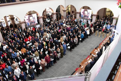 En sesión de Cabildo realizada en el patio central del Palacio Municipal de Xalapa, el alcalde Ricardo Ahued Bardahuil rindió su 2do. Informe de labores al frente de la administración municipal.