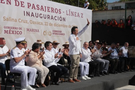 ¡Un día histórico! Con el Presidente Andrés Manuel López Obrador inauguramos la ruta del tren de pasajeros en el Corredor Interoceánico del Istmo de Tehuantepec, que conectará Salina Cruz en Oaxaca con Coatzacoalcos en Veracruz. Con hechos la cuarta transformación sigue llevando bienestar a nuestros pueblos. Publicó el Gobernador de Veracruz en redes sociales. 