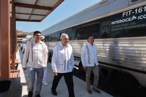 ¡Un día histórico! Con el Presidente Andrés Manuel López Obrador inauguramos la ruta del tren de pasajeros en el Corredor Interoceánico del Istmo de Tehuantepec, que conectará Salina Cruz en Oaxaca con Coatzacoalcos en Veracruz. Con hechos la cuarta transformación sigue llevando bienestar a nuestros pueblos. Publicó el Gobernador de Veracruz en redes sociales. 