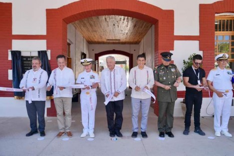 En punto de las 11.20 horas, el presidente develó la placa de la inauguración del Tren de Pasajeros Línea Z, que reactiva el transporte en esta modalidad entre los puertos de Coatzacoalcos y Salina Cruz.