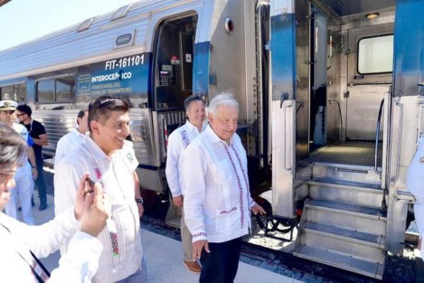 El presidente fue quien encabezó la ceremonia, acompañado del secretario de Marina, Rafael Ojeda Durán; así como por los gobernadores de Veracruz, Cuitlahuac García; Oaxaca, Salomón Jara; así como los mandatarios estatales de Tabasco y Chiapas.