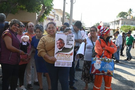 El presidente fue quien encabezó la ceremonia, acompañado del secretario de Marina, Rafael Ojeda Durán; así como por los gobernadores de Veracruz, Cuitlahuac García; Oaxaca, Salomón Jara; así como los mandatarios estatales de Tabasco y Chiapas.