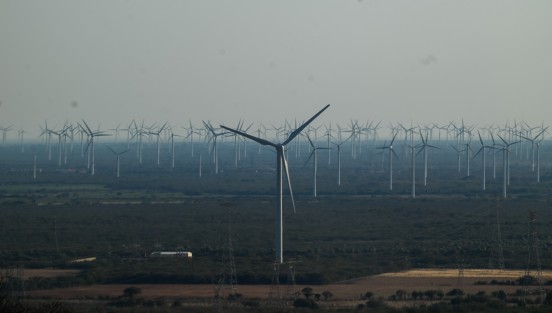 El parque eólico La Ventosa, es uno de los 3 que se encuentran en el Itsmo de Tehuantepec. Alrededor de 120 aerogeneradores generan energía sustentable, aprovechamiento de los fuertes vientos de la región. 