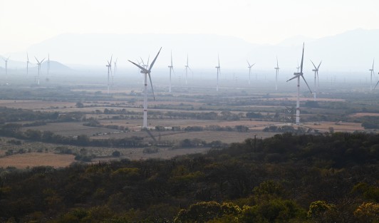 El parque eólico La Ventosa, es uno de los 3 que se encuentran en el Itsmo de Tehuantepec. Alrededor de 120 aerogeneradores generan energía sustentable, aprovechamiento de los fuertes vientos de la región. 