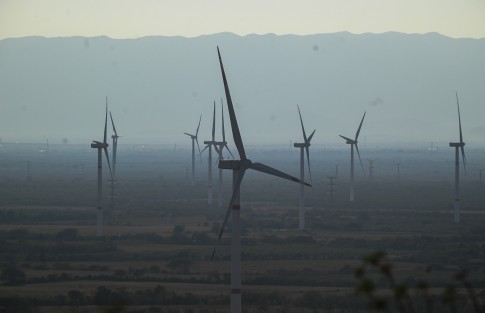 El parque eólico La Ventosa, es uno de los 3 que se encuentran en el Itsmo de Tehuantepec. Alrededor de 120 aerogeneradores generan energía sustentable, aprovechamiento de los fuertes vientos de la región. 