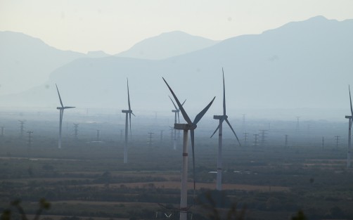 El parque eólico La Ventosa, es uno de los 3 que se encuentran en el Itsmo de Tehuantepec. Alrededor de 120 aerogeneradores generan energía sustentable, aprovechamiento de los fuertes vientos de la región. 