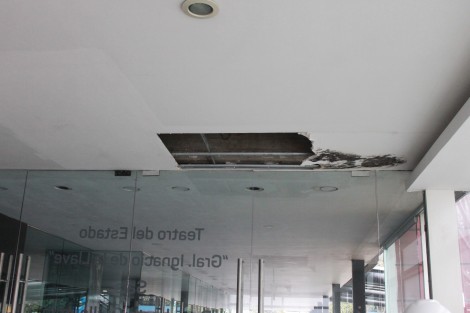 La humedad fue provocando daño al techo y consecuentemente a los plafones de la sala, por lo que se han realizado trabajos en techos de reparación y posteriormente la impermeabilización así como generar pendientes para el agua de lluvia, cambio de bajantes y canales. En total  952 mts cuadrados a los que se dio mantenimiento. Los plafones dañados serán rehabilitados.