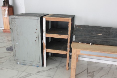 Otras de las áreas en que se ha trabajado es la cabina, donde el mobiliario improvisado de que se disponía, de madera, había sido afectado por insectos xilófagos (que comen madera), al grado que los equipos corrían riesgo de sufrir daño.
