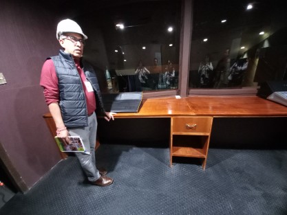 Se han adquirido nuevas consolas, de mejor calidad y acordes a la época tecnológica actual. Así mismo se dio mantenimiento al balcón para prensa y balcón para personas en silla de ruedas. En la imagen la cabina donde se colocarán las consolas.
